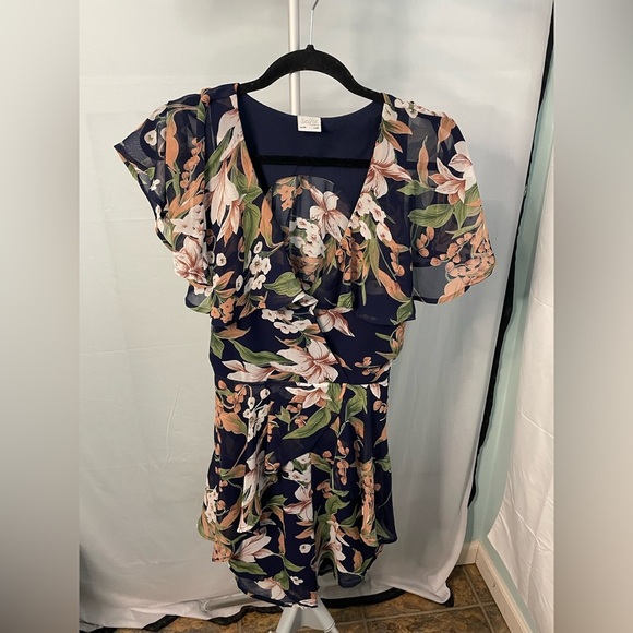 Selfie Leslie Blue floral Romper‎ size medium - Picture 1 of 12